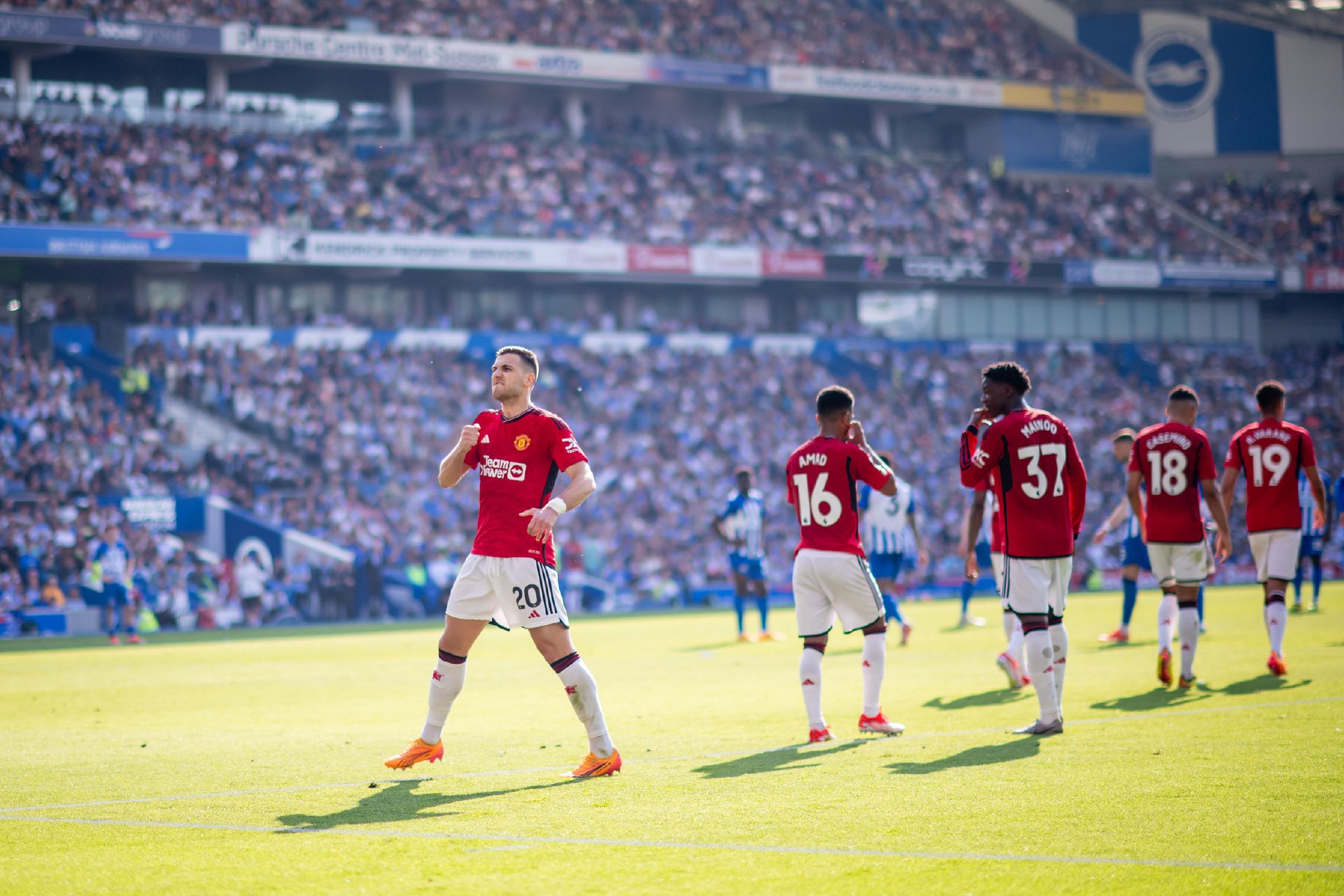 里克并肩作 里克并肩作